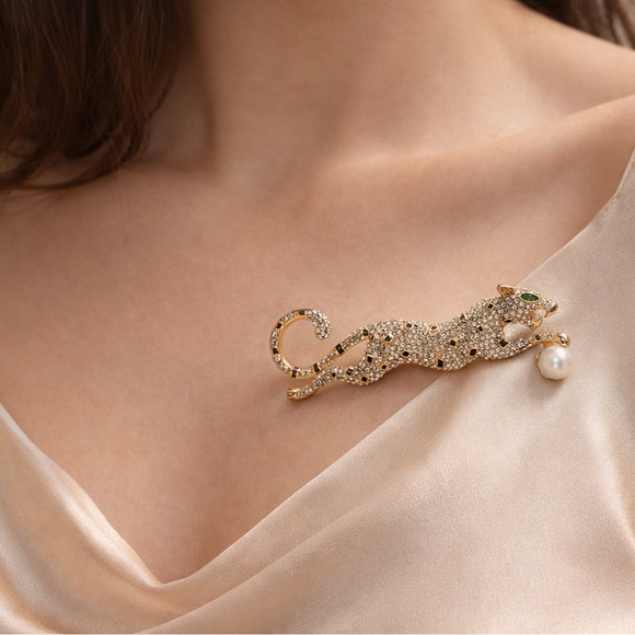 Panthere Gold Crystal Brooch with Pearl Accent - Picture 5 of 5